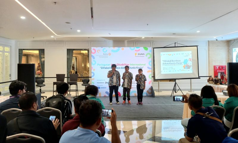 Teman-teman difabel saat tampil bernyanyi dalam acara peringatan Hari Disabilitas Intenasional 2024.