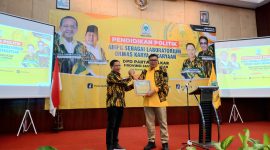 Bendahara DPD Partai Golkar Jateng, Mohammad Saleh (kanan) bersama Ketua AMPG Jateng, Imam Teguh Purnomo dalam acara refleksi Akhir Tahun AMPG Jateng.