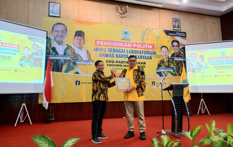 Bendahara DPD Partai Golkar Jateng, Mohammad Saleh (kanan) bersama Ketua AMPG Jateng, Imam Teguh Purnomo dalam acara refleksi Akhir Tahun AMPG Jateng.
