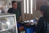 Para pelaku UMKM di Kota Semarang, Jawa Tengah terbantu dengan kehadiran QRIS dalam menerima pembayaran dari konsumen.