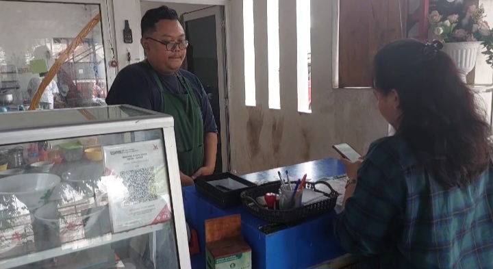 Para pelaku UMKM di Kota Semarang, Jawa Tengah terbantu dengan kehadiran QRIS dalam menerima pembayaran dari konsumen.