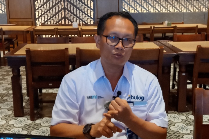 Pemimpin Wilayah Perum Bulog Kanwil Jawa Tengah, Sopran Kenedi.