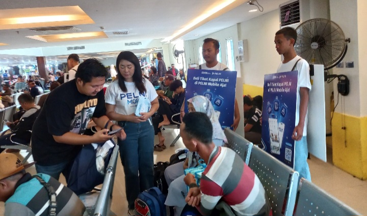 PT Pelni kembali memperkenalkan Pelni Mobile, sebuah aplikasi untuk pembelian tiket kapal dan berbagai aktivitas lainnya ke penumpang kapal di Tanjung Emas Semarang.