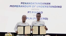 Penandatanganan MoU yang dilakukan antara Direktur Utama PLN, Darmawan Prasodjo (kanan) dengan PT Pindad, Sigit P. Santosa (kiri) dengan ruang lingkup kerja sama studi pengembangan potensi pembangkit pikohidro dan mikrohidro dalam mendukung elektrifikasi dan transisi energi di Indonesia.