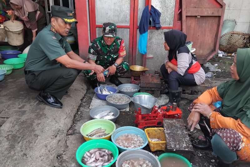 Danramil 06/Genuk laksanakan perintah Dandim 0733/KS Letkol Kav Indarto cek harga kebutuhan pokok di pasar Semarang.