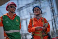 Devi Cahyaningrum, Officer Kinerja di PLN Unit Pelaksana Transmisi (UPT) Salatiga, tampil sebagai Kartini masa kini yang tak hanya berkutat di belakang meja, namun juga aktif menjaga keandalan sistem transmisi listrik di lapangan.