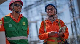 Devi Cahyaningrum, Officer Kinerja di PLN Unit Pelaksana Transmisi (UPT) Salatiga, tampil sebagai Kartini masa kini yang tak hanya berkutat di belakang meja, namun juga aktif menjaga keandalan sistem transmisi listrik di lapangan.