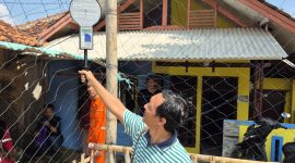 Petugas PLN melakukan pengukuran medan magnet dan medan listrik pada SUTET Cibinong Saguling