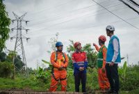 Pengawasan pekerjaan rekonduktoring Saluran Udara Tegangan Tinggi (SUTT) 150 kV pada jalur Jelok–Beringin 1 dan 2 oleh Manager ULTG Salatiga Andi Artha Kusuma.