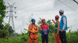 Pengawasan pekerjaan rekonduktoring Saluran Udara Tegangan Tinggi (SUTT) 150 kV pada jalur Jelok–Beringin 1 dan 2 oleh Manager ULTG Salatiga Andi Artha Kusuma.