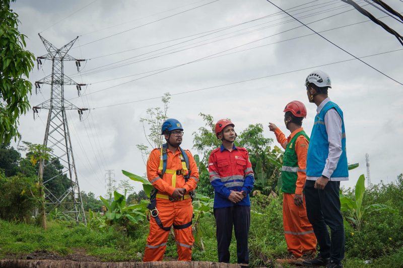 Pengawasan pekerjaan rekonduktoring Saluran Udara Tegangan Tinggi (SUTT) 150 kV pada jalur Jelok–Beringin 1 dan 2 oleh Manager ULTG Salatiga Andi Artha Kusuma.