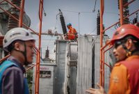 Ali Rofii sebagai Manager PLN ULTG Yogyakarta saat berkordinasi dengan tim nya dalam pelaksanaan Pemeliharaan Trafo 2 tahunan di Gardu Induk 150 kV Medari Yogyakarta Minggu, 1 Juni 2025
