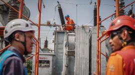 Ali Rofii sebagai Manager PLN ULTG Yogyakarta saat berkordinasi dengan tim nya dalam pelaksanaan Pemeliharaan Trafo 2 tahunan di Gardu Induk 150 kV Medari Yogyakarta Minggu, 1 Juni 2025