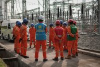 Seluruh Personel pemeliharaan First Year Inspection GI 150 kV Boyolali melaksanakan safety beriefing sebelum melaksanakan pekerjaan, di pimpin oleh Manager PLN ULTG Salatiga, Andi Artha Kusuma