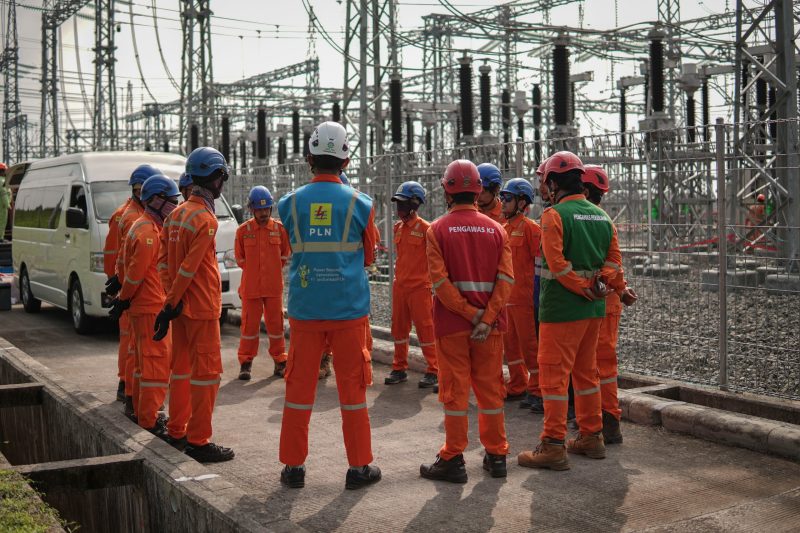 Seluruh Personel pemeliharaan First Year Inspection GI 150 kV Boyolali melaksanakan safety beriefing sebelum melaksanakan pekerjaan, di pimpin oleh Manager PLN ULTG Salatiga, Andi Artha Kusuma