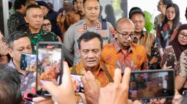 Gubernur Jawa Tengah Ahmad Luthfi saat meninjau langsung kondisi terkini di kantor Pemerintah Kota Pekalongan, Selasa, 2 September 2025.