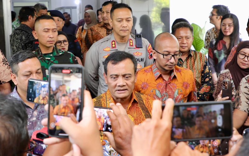 Gubernur Jawa Tengah Ahmad Luthfi saat meninjau langsung kondisi terkini di kantor Pemerintah Kota Pekalongan, Selasa, 2 September 2025.