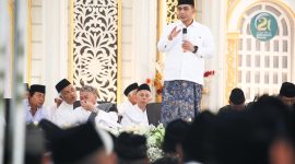 Wakil Gubernur Jawa Tengah, Taj Yasin Maimoen (Gus Yasin) saat menghadiri majlis dzikir Jamiyyah Manakib Jawahirul Ma’ani, yang menggelar Manakib ke-21 di Pondok Pesantren Ar Roudloh, Limpung, Batang, Kamis, 4 September 2025.
