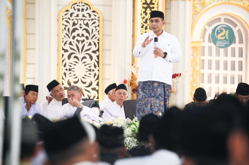 Wakil Gubernur Jawa Tengah, Taj Yasin Maimoen (Gus Yasin) saat menghadiri majlis dzikir Jamiyyah Manakib Jawahirul Ma’ani, yang menggelar Manakib ke-21 di Pondok Pesantren Ar Roudloh, Limpung, Batang, Kamis, 4 September 2025.
