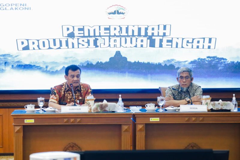Gubernur Jateng, Ahmad Luthfi saat memimpin rapat bersama pimpinan Forkopimda dan 35 bupati serta walikota secara zoom, Kamis 4 September 2025.