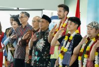 Wakil Gubernur Jawa Tengah, Taj Yasin Maimoen saat melepas penerbangan internasional perdana di Bandara A Yani rute Semarang - Kuala Lumpur, Jumat 5 September 2025.

