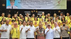 Gubernur Jateng Ahmad Luthfi saat kunjungan dan berdialog ke pabrik PT Sido Muncul di Kecamatan Bergas, Kabupaten Semarang, Rabu, 10 September 2025.