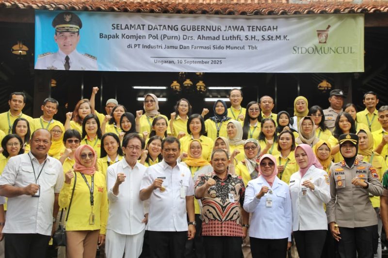 Gubernur Jateng Ahmad Luthfi saat kunjungan dan berdialog ke pabrik PT Sido Muncul di Kecamatan Bergas, Kabupaten Semarang, Rabu, 10 September 2025.
