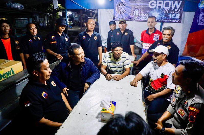 Gubernur Jawa Tengah Ahmad Luthfi turun langsung jagongan bareng warga di benerapa pos kamling di Kota Semarang, Kamis malam, 11 September 2025.