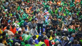 Ratusan driver ojek online dengan surat izin mengemudi (SIM) mati mendapatkan hadiah dari Gubernur Jawa Tengah Ahmad Luthfi dengan digratiskan biaya pembuatan ulang SIM.