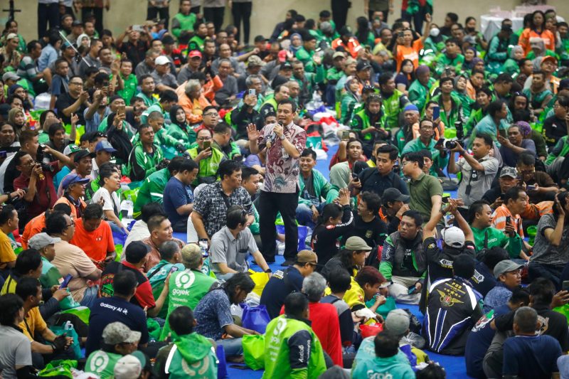 Ratusan driver ojek online dengan surat izin mengemudi (SIM) mati mendapatkan hadiah dari Gubernur Jawa Tengah Ahmad Luthfi dengan digratiskan biaya pembuatan ulang SIM.