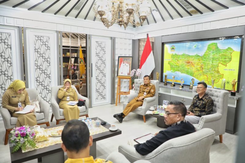 Para pengusaha yang tergabung dalam Asosiasi Pengusaha Kawasan Berikat (APKB) saat bertemu Gubernur Jateng, Ahmad Luthfi. 
