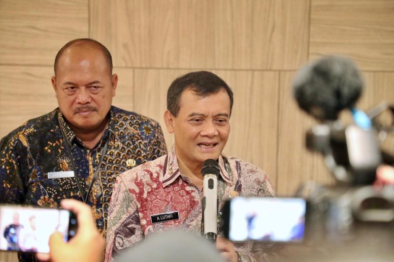 Gubernur Jateng, Ahmad Luthfi saat menghadiri acara evaluasi kinerja Industri Jasa Keuangan (IJK) Jawa Tengah Semester I di Hotel Gumaya, Kota Semarang, Selasa, 16 September 2025.
