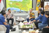 Sekretaris Umum Gabungan Industri Kendaraan Bermotor Indonesia (Gaikindo), Kukuh Kumara saat bertemu Gubernur Jateng, Ahmad Luthfi di Kantor Gubernur Jawa Tengah, Selasa, 16 September 2025.