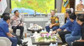 Sekretaris Umum Gabungan Industri Kendaraan Bermotor Indonesia (Gaikindo), Kukuh Kumara saat bertemu Gubernur Jateng, Ahmad Luthfi di Kantor Gubernur Jawa Tengah, Selasa, 16 September 2025.