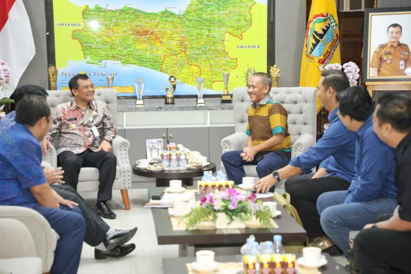 Sekretaris Umum Gabungan Industri Kendaraan Bermotor Indonesia (Gaikindo), Kukuh Kumara saat bertemu Gubernur Jateng, Ahmad Luthfi di Kantor Gubernur Jawa Tengah, Selasa, 16 September 2025.