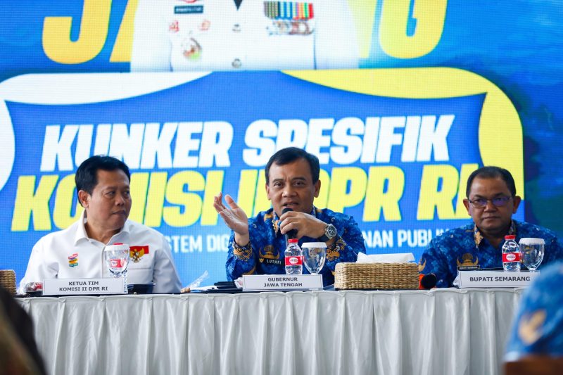 Gubernur Jawa Tengah Ahmad Luthfi saat mendampingi kunjungan kerja spesifik Anggota Komisi II DPR RI meninjau Mal Pelayanan Publik di Kabupaten Semarang, Rabu, 17 September 2025.