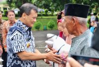 Gubernur Jawa Tengah Ahmad Luthfi menyerahkan bantuan beras sebanyak 6 ton kepada 600 orang yang masuk kategori kelompok rentan di Kompleks Tarubudaya, Ungaran, Kabupaten Semarang, Kamis, 18 September 2025.