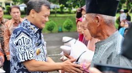 Gubernur Jawa Tengah Ahmad Luthfi menyerahkan bantuan beras sebanyak 6 ton kepada 600 orang yang masuk kategori kelompok rentan di Kompleks Tarubudaya, Ungaran, Kabupaten Semarang, Kamis, 18 September 2025.
