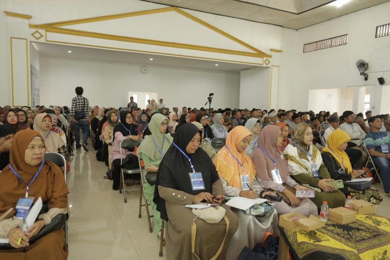 Komisi IX DPR RI dan BGN menggelar sosialisasi program MBG ke masyarakat Salatiga yang bertempat di Gedung IPHI Kutowimangun, Tingkir, Kota Salatiga, Jumat (19/9). 