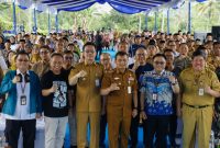 Gubernur Jateng, Ahmad Luthfi ikut turun ke kebun cabai, menanam dan memetik bersama para petani di Desa Banyusidi, Kecamatan Pakis, Kabupaten Magelang, Senin 22 September 2025