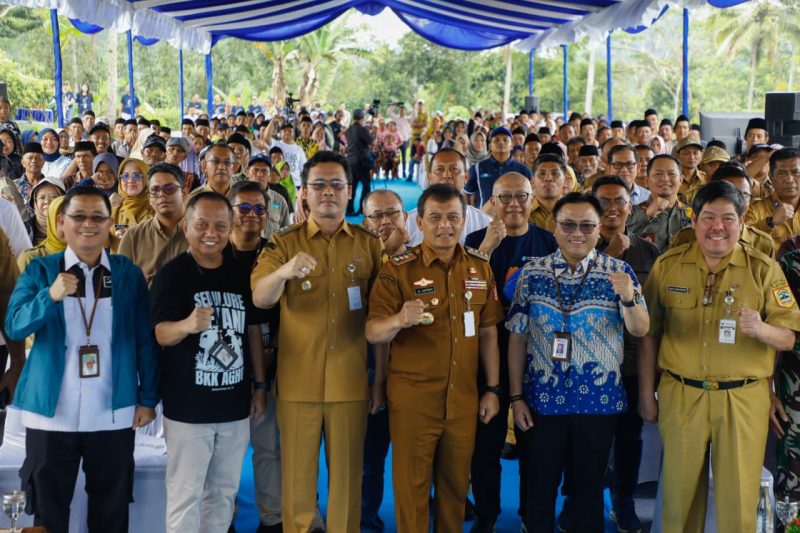 Gubernur Jateng, Ahmad Luthfi ikut turun ke kebun cabai, menanam dan memetik bersama para petani di Desa Banyusidi, Kecamatan Pakis, Kabupaten Magelang, Senin 22 September 2025