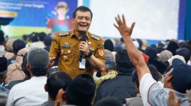 Gubernur Jawa Tengah, Ahmad Luthfi saat menghadiri panen cabai di Magelang, Senin, 22 September 2025.