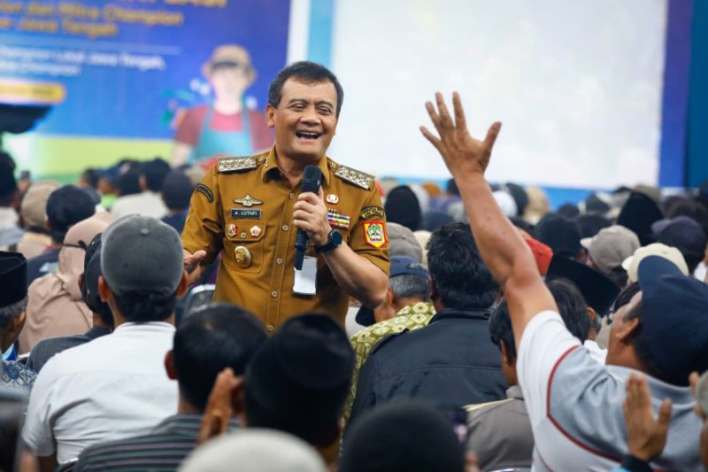 Gubernur Jawa Tengah, Ahmad Luthfi saat menghadiri panen cabai di Magelang, Senin, 22 September 2025.