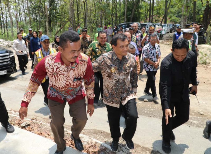 Gubernur Jawa Tengah Ahmad Luthfi meninjau langsung perbaikan (preservasi) ruas Jalan Todanan–Ngawen, Kabupaten Blora, pada Jumat, 26 September 2025. 