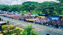 Suasana Apel Pelepasan Relawan BUMN Peduli pada Jumat (19/12) di Kualanamu, Deli Serdang, Sumatera Utara. Dalam kesempatan ini, bantuan yang disalurkan oleh belasan perusahaan BUMN mencakup 109 armada truk berisi kebutuhan dasar tanggap darurat dan penerjunan sebanyak 1.066 relawan untuk mempercepat pemulihan di wilayah Aceh.