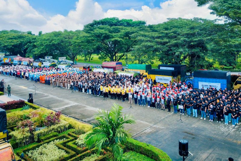 Suasana Apel Pelepasan Relawan BUMN Peduli pada Jumat (19/12) di Kualanamu, Deli Serdang, Sumatera Utara. Dalam kesempatan ini, bantuan yang disalurkan oleh belasan perusahaan BUMN mencakup 109 armada truk berisi kebutuhan dasar tanggap darurat dan penerjunan sebanyak 1.066 relawan untuk mempercepat pemulihan di wilayah Aceh.