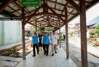 Direktur Retail dan Niaga PLN, Adi Priyanto (kiri), dan Direktur Perencanaan Korporat & Pengembangan Bisnis PLN, Hartanto Wibowo (tengah), bersama Kepala RSUD Langsa, Helmiza Fahry (kanan), saat melakukan inspeksi fasilitas dan instalasi RSUD Langsa pascabanjir.