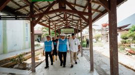 Direktur Retail dan Niaga PLN, Adi Priyanto (kiri), dan Direktur Perencanaan Korporat & Pengembangan Bisnis PLN, Hartanto Wibowo (tengah), bersama Kepala RSUD Langsa, Helmiza Fahry (kanan), saat melakukan inspeksi fasilitas dan instalasi RSUD Langsa pascabanjir.