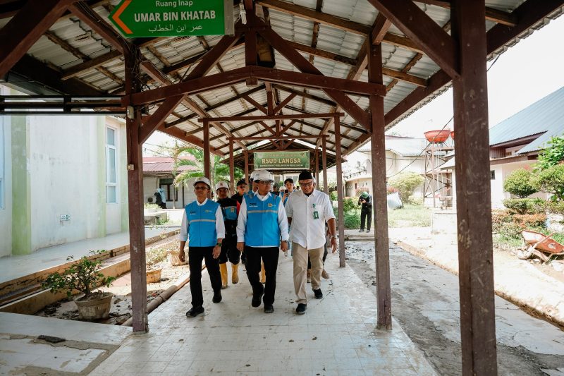 Direktur Retail dan Niaga PLN, Adi Priyanto (kiri), dan Direktur Perencanaan Korporat & Pengembangan Bisnis PLN, Hartanto Wibowo (tengah), bersama Kepala RSUD Langsa, Helmiza Fahry (kanan), saat melakukan inspeksi fasilitas dan instalasi RSUD Langsa pascabanjir.