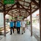 Direktur Retail dan Niaga PLN, Adi Priyanto (kiri), dan Direktur Perencanaan Korporat & Pengembangan Bisnis PLN, Hartanto Wibowo (tengah), bersama Kepala RSUD Langsa, Helmiza Fahry (kanan), saat melakukan inspeksi fasilitas dan instalasi RSUD Langsa pascabanjir.
